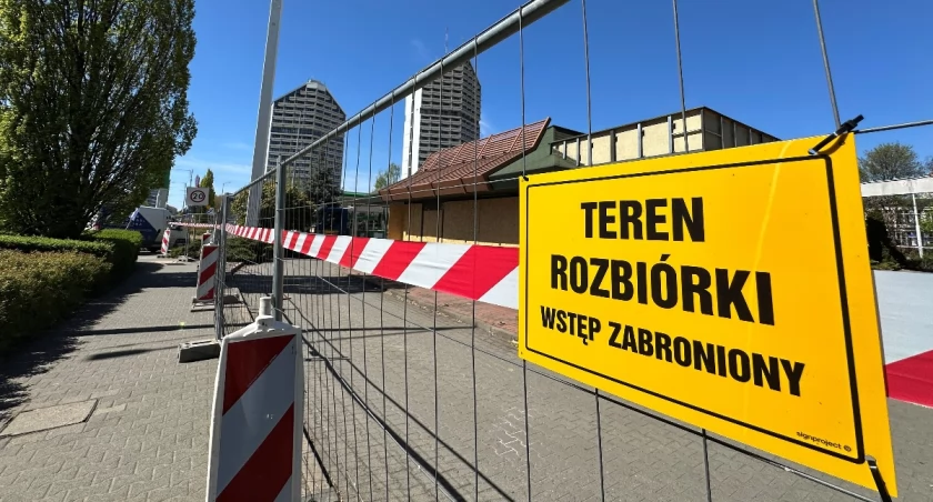 Rusza rozbiórka McDonaldsa i stacji BP na pl. Grunwaldzkim. Teren już ogrodzony 