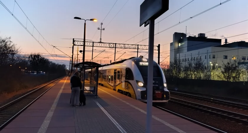 Kłopoty na ważnej trasie kolejowej. Zerwana trakcja na linii Wrocław – Kłodzko