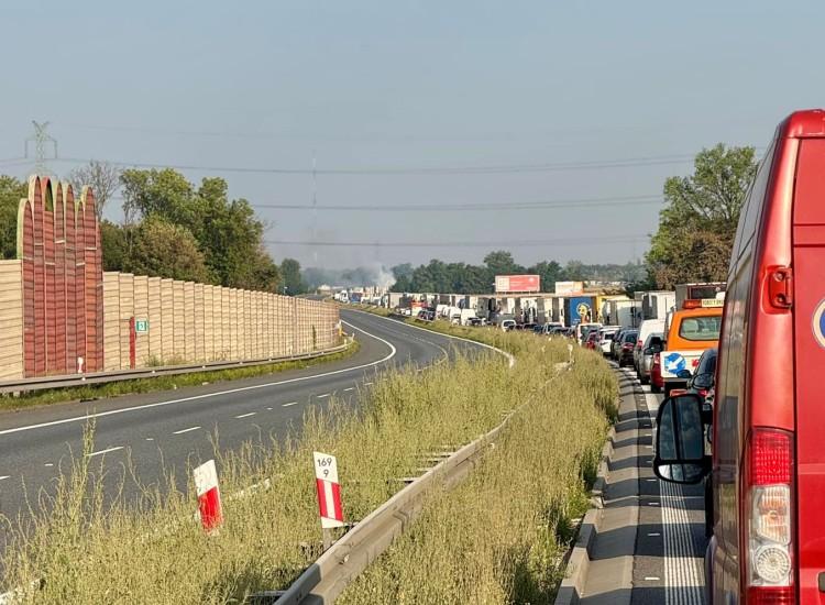 Pożar tira na autostradzie A4. Droga jest całkowicie zablokowana