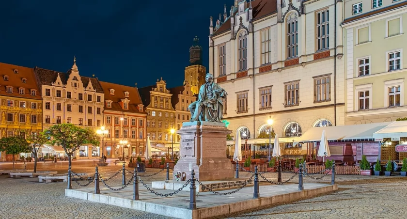 Fredro stanął na Rynku 70 lat temu. Kciuk hrabiego przez lata leżał w domu wrocławskiego historyka literatury 