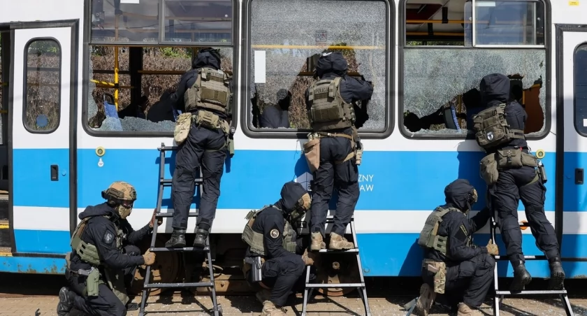 A gdyby bandyci przejęli tramwaj i wzięli zakładników? Policja sprawdzała, jak sobie poradzi