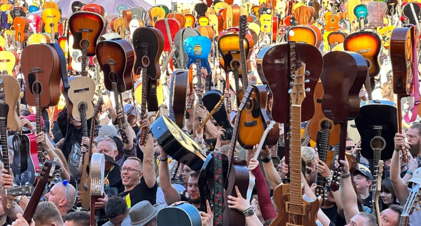 Gitarowy Rekord Świata tym razem poza zasięgiem. Zabrakło prawie pół tysiąca gitar [ZDJĘCIA]