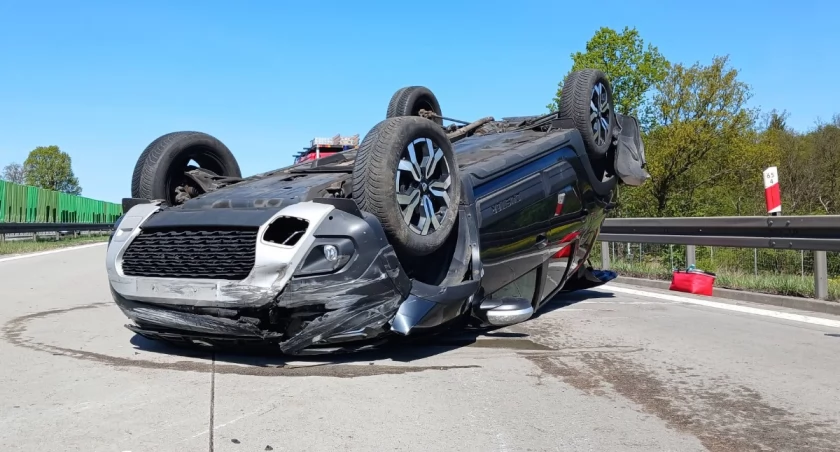 Wypadek i dachowanie na A4. Dwie osoby ranne i zablokowana autostrada