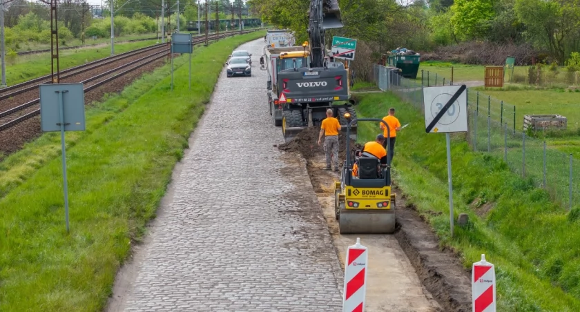 Utwardzają pobocze na Mościckiego. Ma to ulżyć kierowcom na styku dwóch gmin