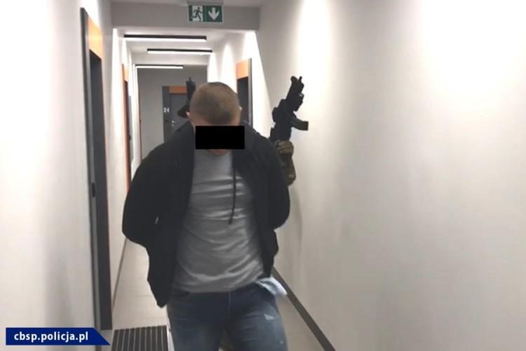 Śledczy rozbili gang piorący pieniądze. Wśród zatrzymanych „Lelek” [WIDEO]