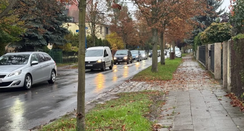 Najpierw zrobili sobie z niej skrót do WOW, teraz jeżdżą pod prąd. Drogowy koszmar na ul. Koreańskiej
