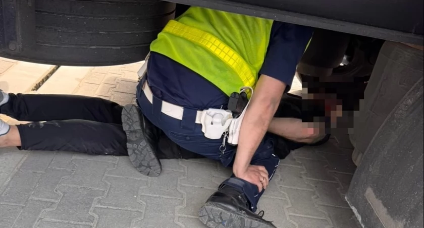 Szalona ucieczka przed policją. Motocyklista popełnił kilkadziesiąt wykroczeń i... schował się pod tirem