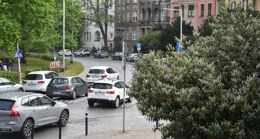 Tak się zmieni rondo na Powstańców Śląskich. Kostka zostaje, powstanie mini park 
