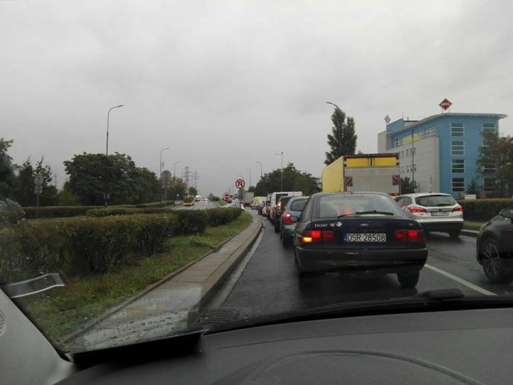 Poniedziałkowe korki we Wrocławiu. Sprawdź, które miejsca dziś lepiej omijać!