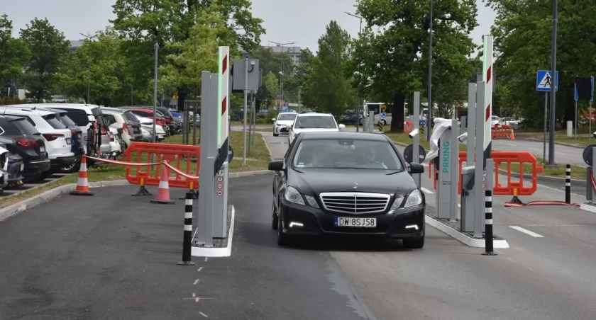 Wiemy ile od czerwca zapłacimy za parking w Magnolii. Co z wymianą rejestracji w urzędzie? 