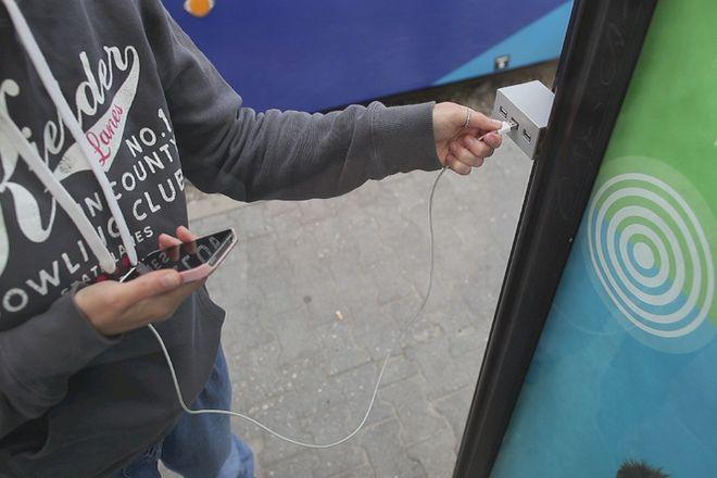 Wrocławianie mogą już doładowywać swoje telefony komórkowe w... wiatach przystankowych