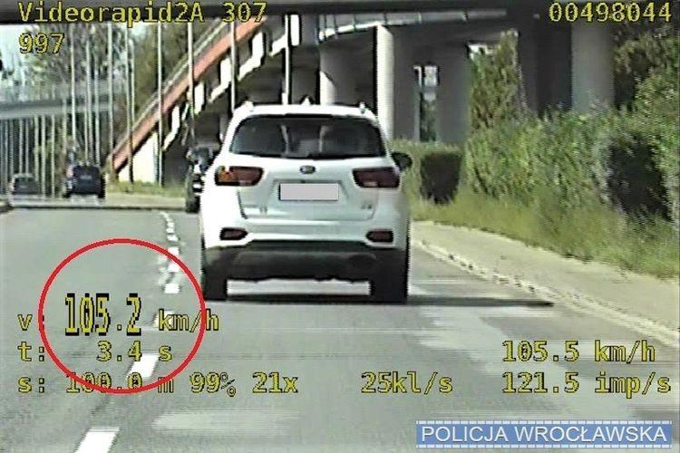 Pijany kierowca i jego syn na widok policji zamienili się miejscami