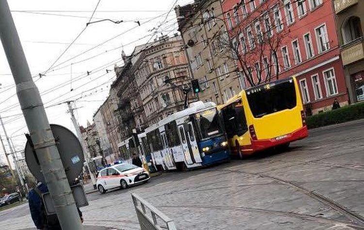 Pechowy początek piątku 13. Zerwana sieć trakcyjna i potrącenie rowerzysty