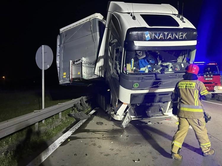 Poważny wypadek na A4. Kierowca był zakleszczony w pojeździe [ZDJĘCIA]