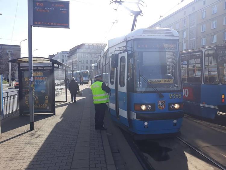 Tramwaj po wykolejeniu jechał jeszcze kilkaset metrów. Uszkodził auto [ZDJĘCIA, WIDEO]