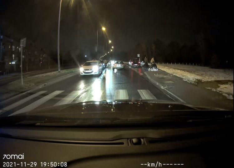 Potrącił kobietę na przejściu i uciekł. Jest poszukiwany [WIDEO]