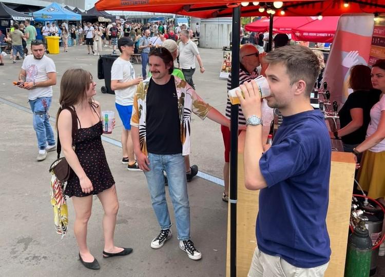 Piwo leje się dziś na Stadionie Wrocław. Festiwal przyciągnął smakoszy i browarników