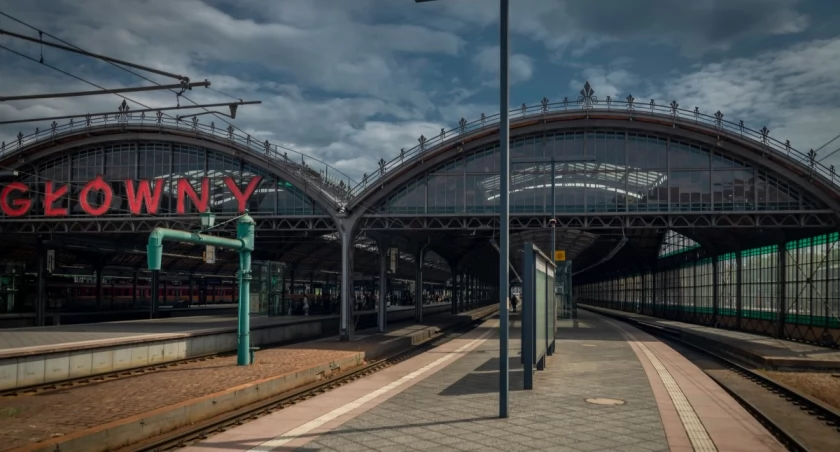 Paraliż na kolei we Wrocławiu. Kilkadziesiąt pociągów odwołanych z powodu poważnej awarii   