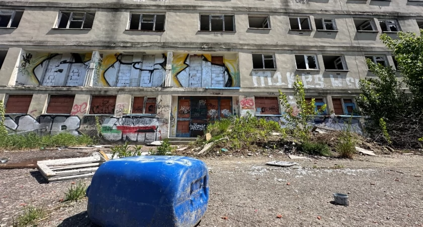 Opuszczony hotel na granicy Brochowa i Jagodna popada w coraz większą ruinę  