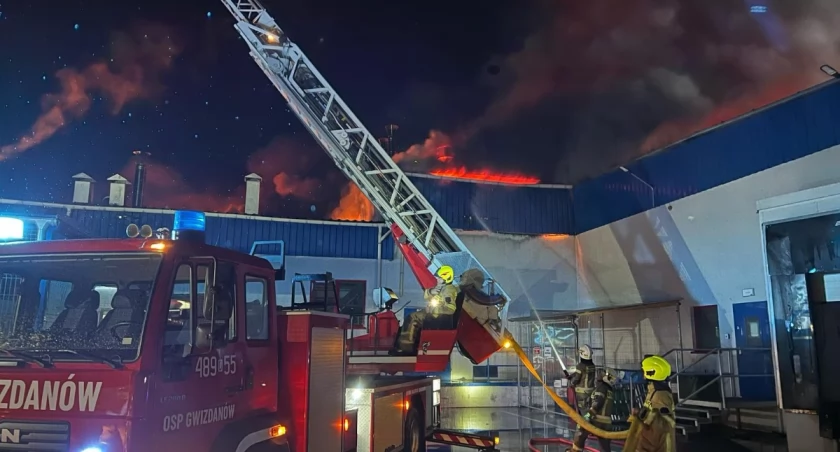 Potężny pożar na Dolnym Śląsku. Od kilkunastu godzin płonie hala produkcyjna