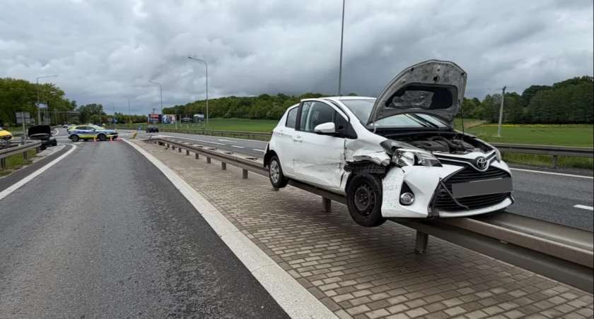 Niecodzienny wypadek na Dolnym Śląsku. Toyota zatrzymała się na barierkach