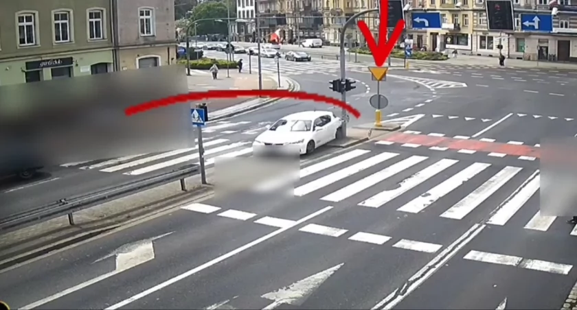 Sekundy od tragedii. Toyota wjechała w sygnalizator, pieszy był już na pasach
