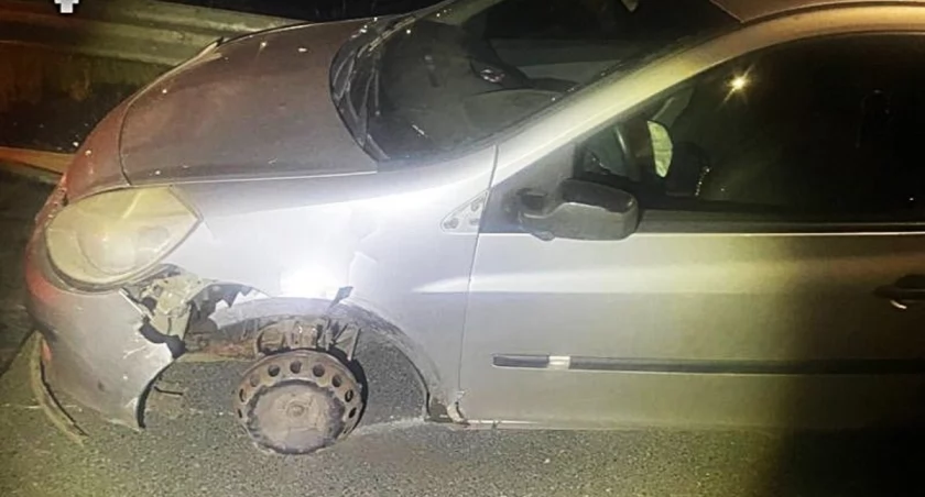 18-latek jechał na samej feldze. Zatrzymali go inni kierowcy