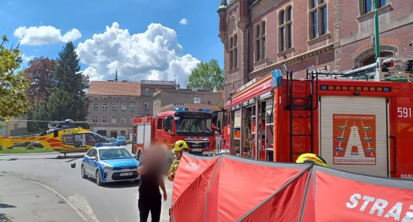Samochód uderzył w budynek. Pasażerka nie żyje, pieszy odskoczył w ostatniej chwili [FILM]