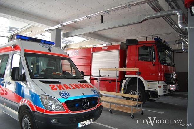 Kobieta wpadła pod auto na Grabiszyńskiej. Tramwaje 5 linii skierowano na objazdy
