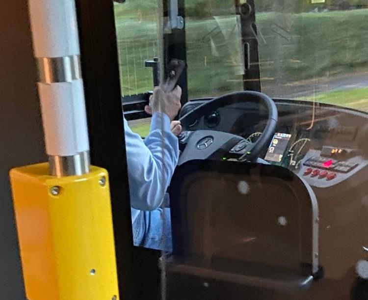 Wrocław: Jedną ręką kierował autobusem MPK, a drugą rozmawiał przez telefon