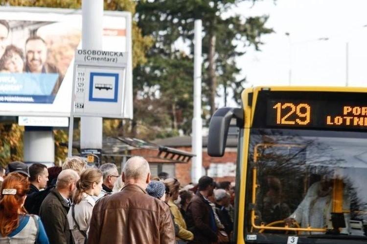 Komunikacja 1 listopada we Wrocławiu. Zamknięte ulice i zmienione przystanki