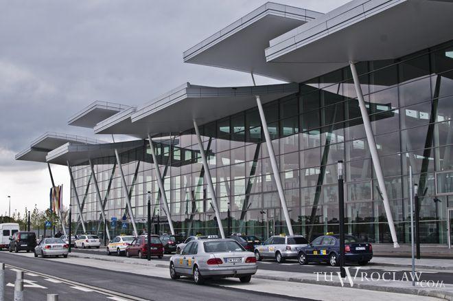 Znów przybyło pasażerów przylatujących i odlatujących z wrocławskiego lotniska