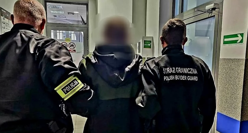 Agresywny 35-latek groził przechodniom nożem. Czeka go deportacja