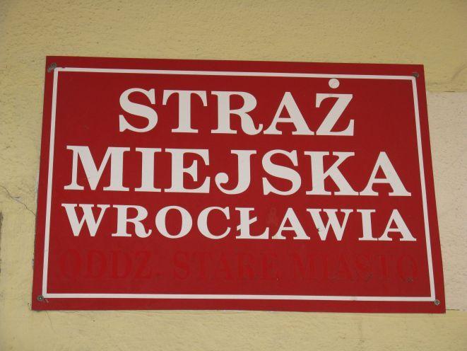 Na oczach strażników miejskich rozbierali na części czyjś samochód. Dostali sowite mandaty