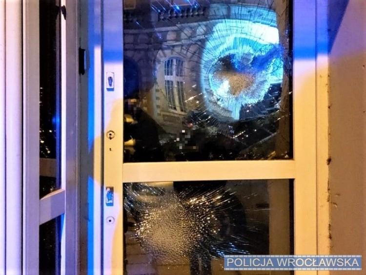Demolka na Trzebnickiej. Wybił szybę, a potem biegał między jeżdżącymi samochodami