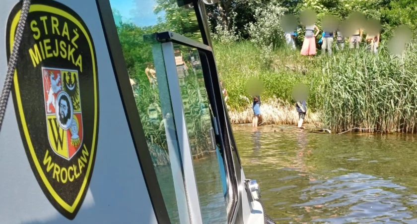 Młodzież kąpała się w Odrze, gdzie rzeka ma 5 metrów głębokości!