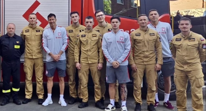 Robert Lewandowski u wrocławskich strażaków. Reprezentanci Polski postanowili sprawdzić sprzęt i poprzymierzać stroje