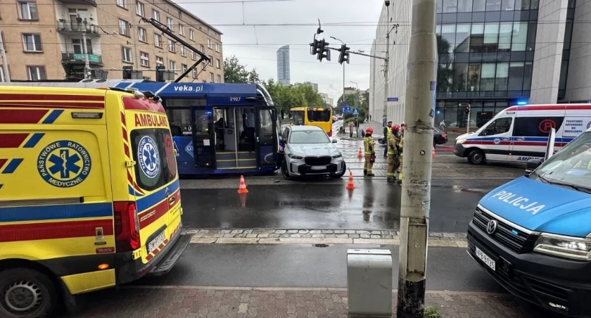 BMW zderzyło się z tramwajem. Duże utrudnienia w centrum Wrocławia