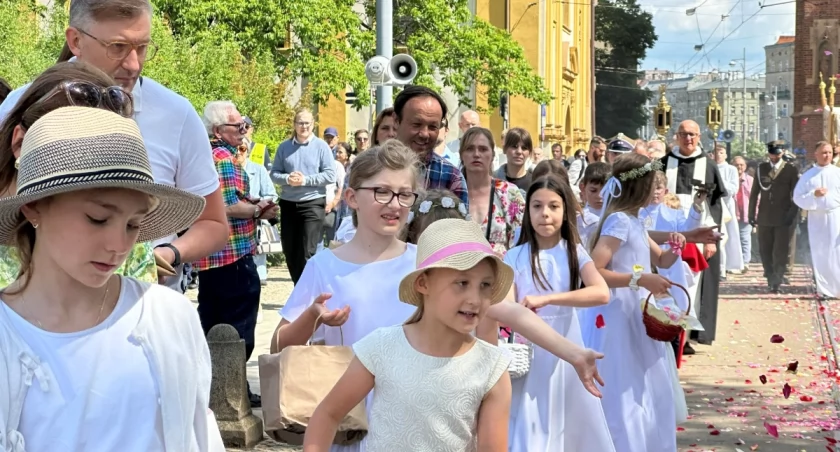Boże Ciało we Wrocławiu. Tłum wiernych przeszedł w procesji z Ostrowa Tumskiego na Rynek