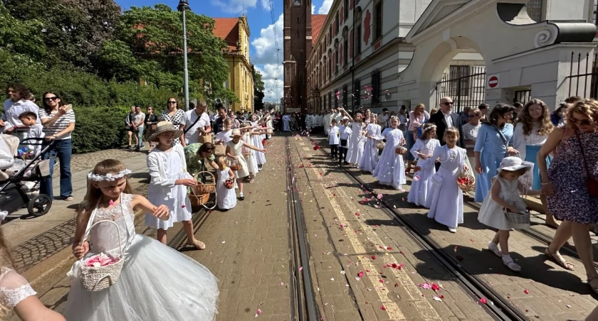 Boże Ciało we Wrocławiu. Tłum wiernych przeszedł w procesji z Ostrowa Tumskiego na Rynek