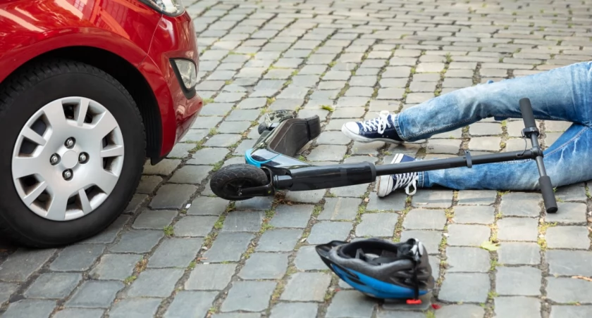 Nowe przepisy i groźny wypadek. 14-latkowie na hulajnodze zderzyli się z autem