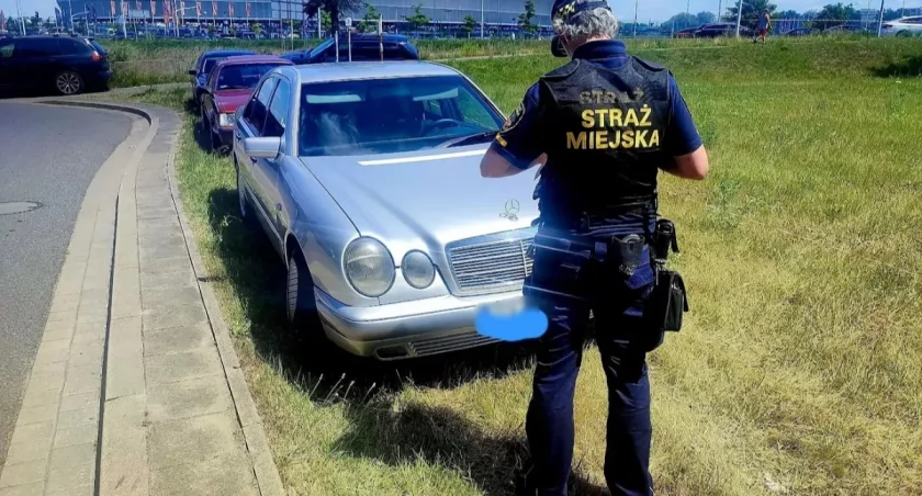 Na tych osiedlach we Wrocławiu kierowcy najgorzej parkują. Znamy też 