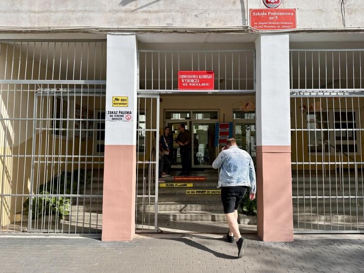 Trwają wybory samorządowe. Wybieramy władze gmin, powiatów i województw