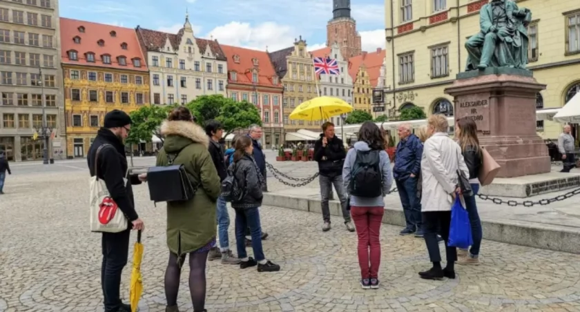 Żółte parasolki we Wrocławiu, a wokół nich gromadzą się tłumy. O co chodzi?