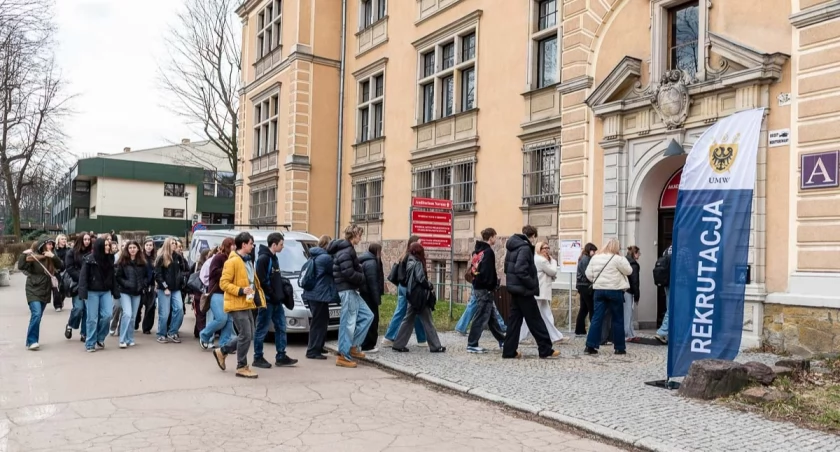 Podwójny rocznik szturmuje uczelnie. Oto progi punktowe na studia we Wrocławiu
