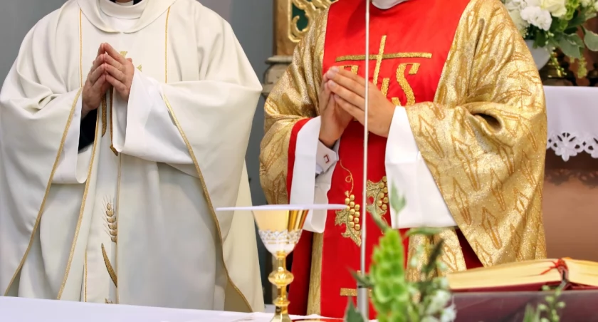 Liczba kleryków spadła o prawie 80 proc! Część obowiązków księży mogą przejąć parafianie 