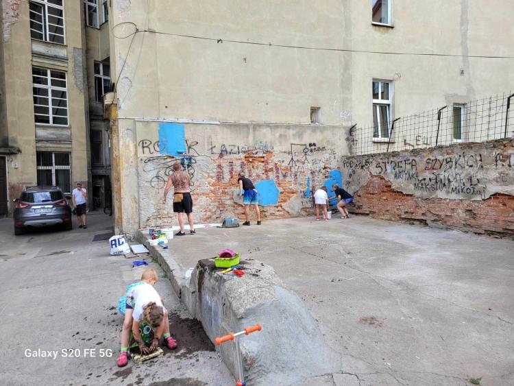 Ludzie sami remontują podwórko w centrum Wrocławia. Pracują nawet dzieci