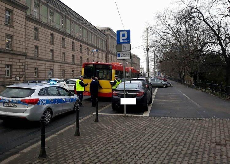 Na Podwalu tramwaj zderzył się z autobusem