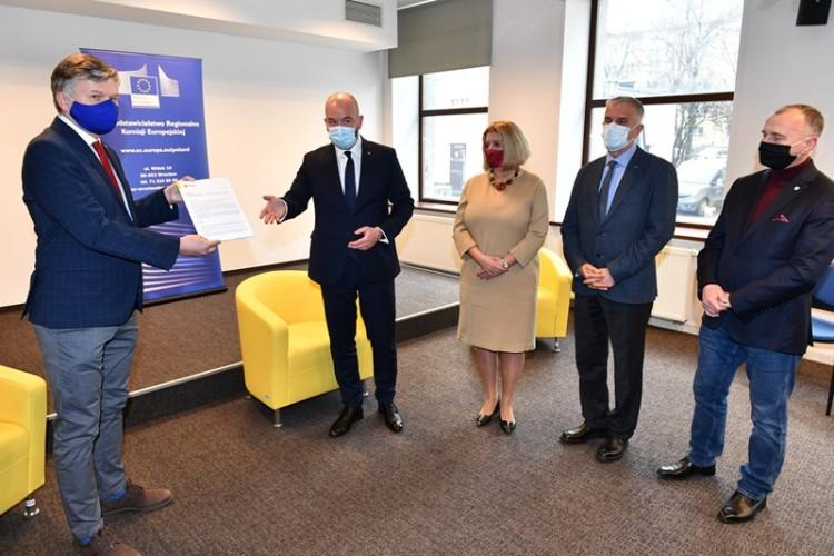 Ugrupowanie Sutryka pisze do Mateusza Morawieckiego i Ursuli von den Leyen