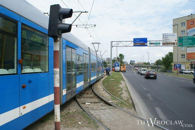 4 osoby ranne w wypadku tramwaju i samochodu w samym centrum Wrocławia